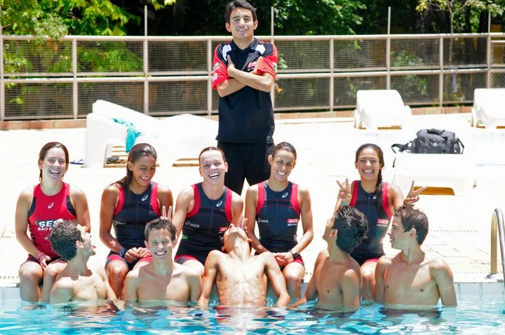 Luísa em momento de equipe na fase inicial do triatlo