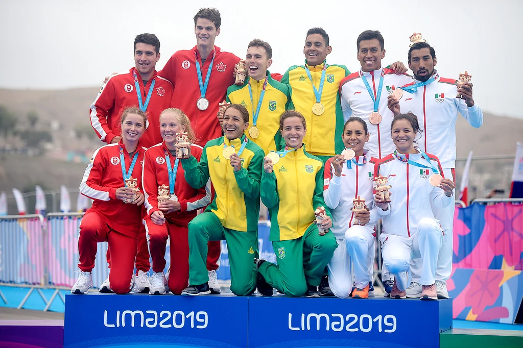 Pódio do ouro por equipes no team relay