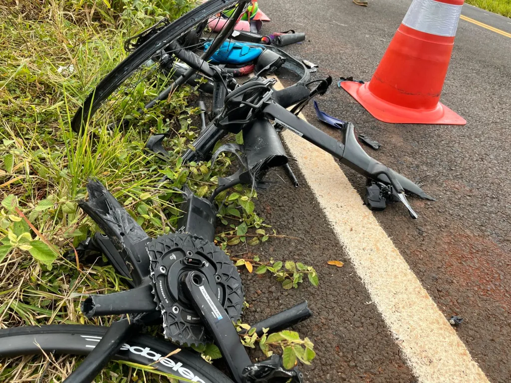 Bicicleta destruida na estrada apos o atropelamento de Luisa