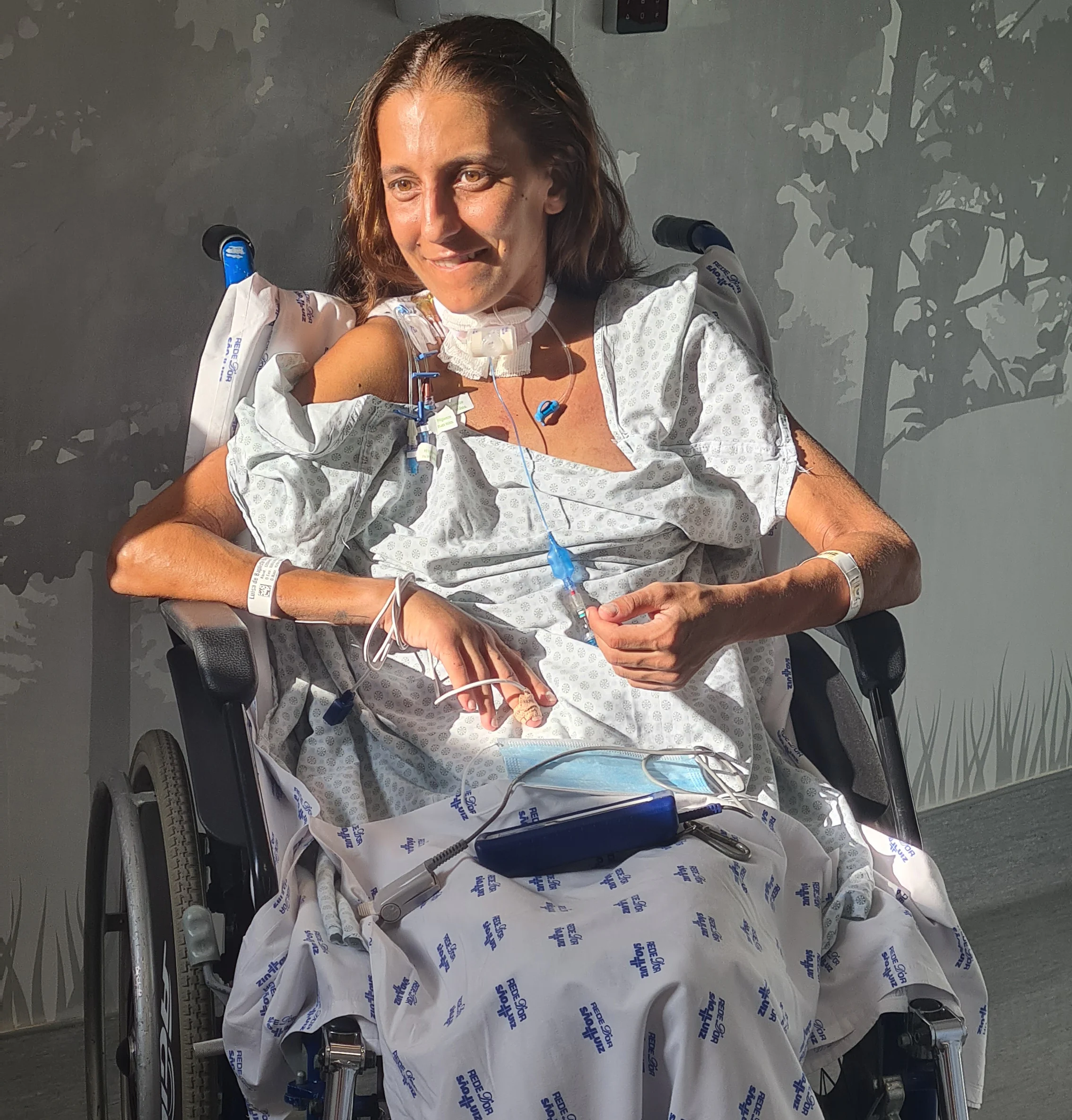 Luísa no hospital durante a fase de recuperação e reconstrução